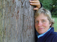 Edda Lorna am Mammutbaum im Allmerspark